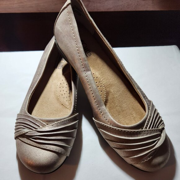 Cliffs by White Mountain flats sz 8 M gold cushioned insole EUC - Picture 1 of 6